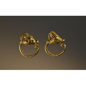 Pair of earrings with antelope protome