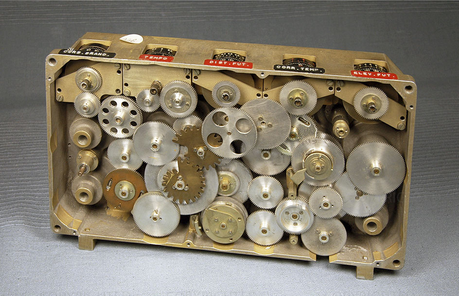 Geared plate for electromechanical calculator